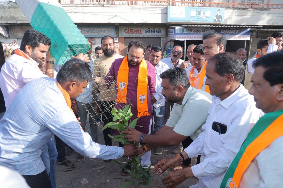 BJYM4Gujarat's tweet photo. યુવા મોરચા પ્રદેશ અધ્યક્ષશ્રી @drhemangjoshimp એ રાજ્યસભાના નવનિયુક્ત સાંસદશ્રી @MansinghP_BJP તેમજ ભારતીય જનતા યુવા મોરચાની ટીમ સાથે "એક પેડ માં કે નામ" અભિયાન અંતર્ગત વૃક્ષારોપણ કરી પર્યાવરણ સંરક્ષણ અને હરિત ભારતના સંકલ્પને વધુ મજબૂત બનાવવાનો સંદેશ આપ્યો. https://t.co/Qel8w23CVz