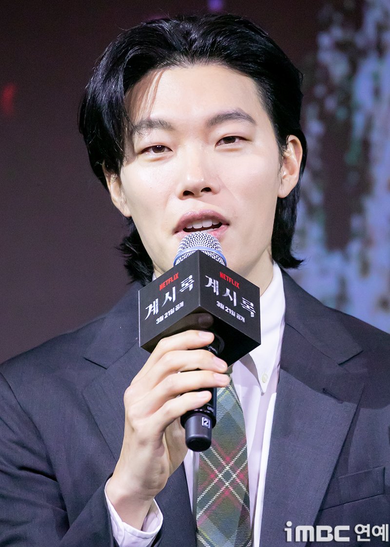imbcenews's tweet photo. 류준열, UAA 떠나 갤럭시코퍼레이션 행... 유아인도 곧 합류하나?
#류준열 #배우 #UAA #갤럭시코퍼레이션 #전속계약 #엔터테인먼트 #iMBC연예
배우 류준열이 송강호, 지드래곤 등이 소속된 글로벌 엔터테크 기업 갤럭시코퍼레이션에 새 둥지를 틀었다.
갤럭시코퍼레이션은 1일 "독보적인 연기력과 예술적 역량을 갖춘 배우 류준열과 전속계약을 체결했다"라며 "류준열의 활동 전반을 적극 지원하는 것은 물론, 콘텐츠와 글로벌 프로젝트, AI 및 IP(지식재산권) 사업을 함께 전개하며 새로운 시너지를 만들어갈 것"이라고 공식 발표했다.
최용호 갤럭시코퍼레이션 CHO(최고행복책임자) 역시 "작품성과 대중성을 모두 갖춘 대한민국 대표 배우 류준열의 새로운 가능성을 자사의 피지컬 AI 기술 및 창의적인 콘텐츠와 결합해 세계 시장으로 확장해 나가겠다"라고 포부를 밝혔다.
🔗https://t.co/Koij7wBNy0