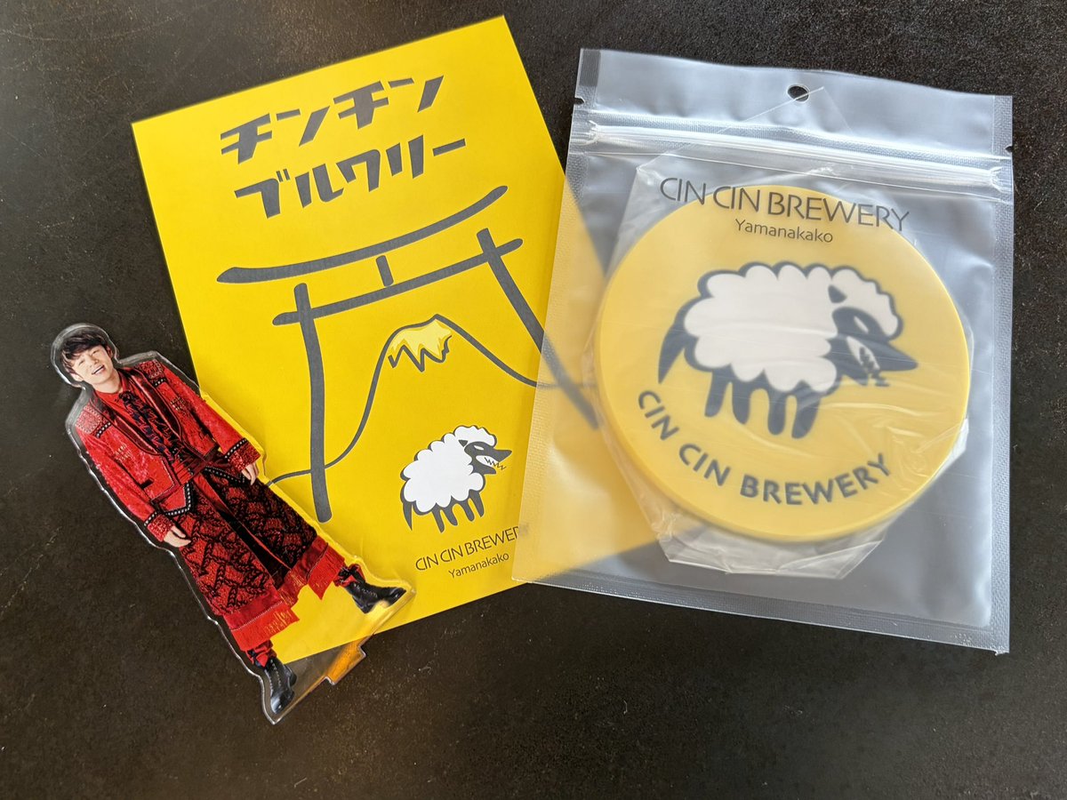 alter_koko_coco's tweet photo. 🐏を被った🐺のロゴが可愛いチンチンブルアリーさん🍻
最初は狼だけだったけど、ポップなのも欲しいとビールの泡を表現した羊のモコモコを被せたそうです！
近くに三峯神社という狼が祀られた⛩️もあって、それに因んでいるそうです。
3枚目の上半分の窓からは天気がいいと富士山がばっちり見えるらしいです🗻営業中の晴天の日にぜひ行ってみたい！
音楽イベントもちょくちょくやってるみたいで、絶対また行きたい所になりました！
#cincinbrewery 
@cincin_yamanaka