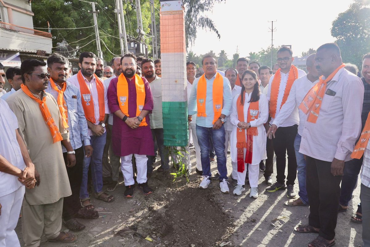 BJYM4Gujarat's tweet photo. યુવા મોરચા પ્રદેશ અધ્યક્ષશ્રી @drhemangjoshimp એ રાજ્યસભાના નવનિયુક્ત સાંસદશ્રી @MansinghP_BJP તેમજ ભારતીય જનતા યુવા મોરચાની ટીમ સાથે "એક પેડ માં કે નામ" અભિયાન અંતર્ગત વૃક્ષારોપણ કરી પર્યાવરણ સંરક્ષણ અને હરિત ભારતના સંકલ્પને વધુ મજબૂત બનાવવાનો સંદેશ આપ્યો. https://t.co/Qel8w23CVz