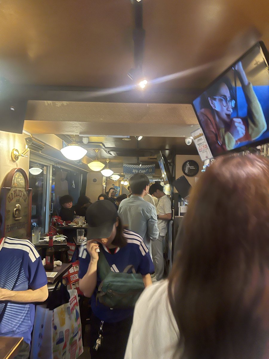 yibokjp's tweet photo. 昨日觀赛，原以为输球後会是失落与迅速散场。然而终场哨响，全场响起掌声。店员高喊：“感谢观赛！这次输了，四年后再见！”比赛结束自然是起身离开。环顾四周，没人挪步，大家依然安静地望着屏幕。原来终场哨并不是结束。他们在等教练等球员，等这场比赛真正落幕，陪着这支拼尽全力的球队，走完最后一程 https://t.co/HQ71tM69Oq