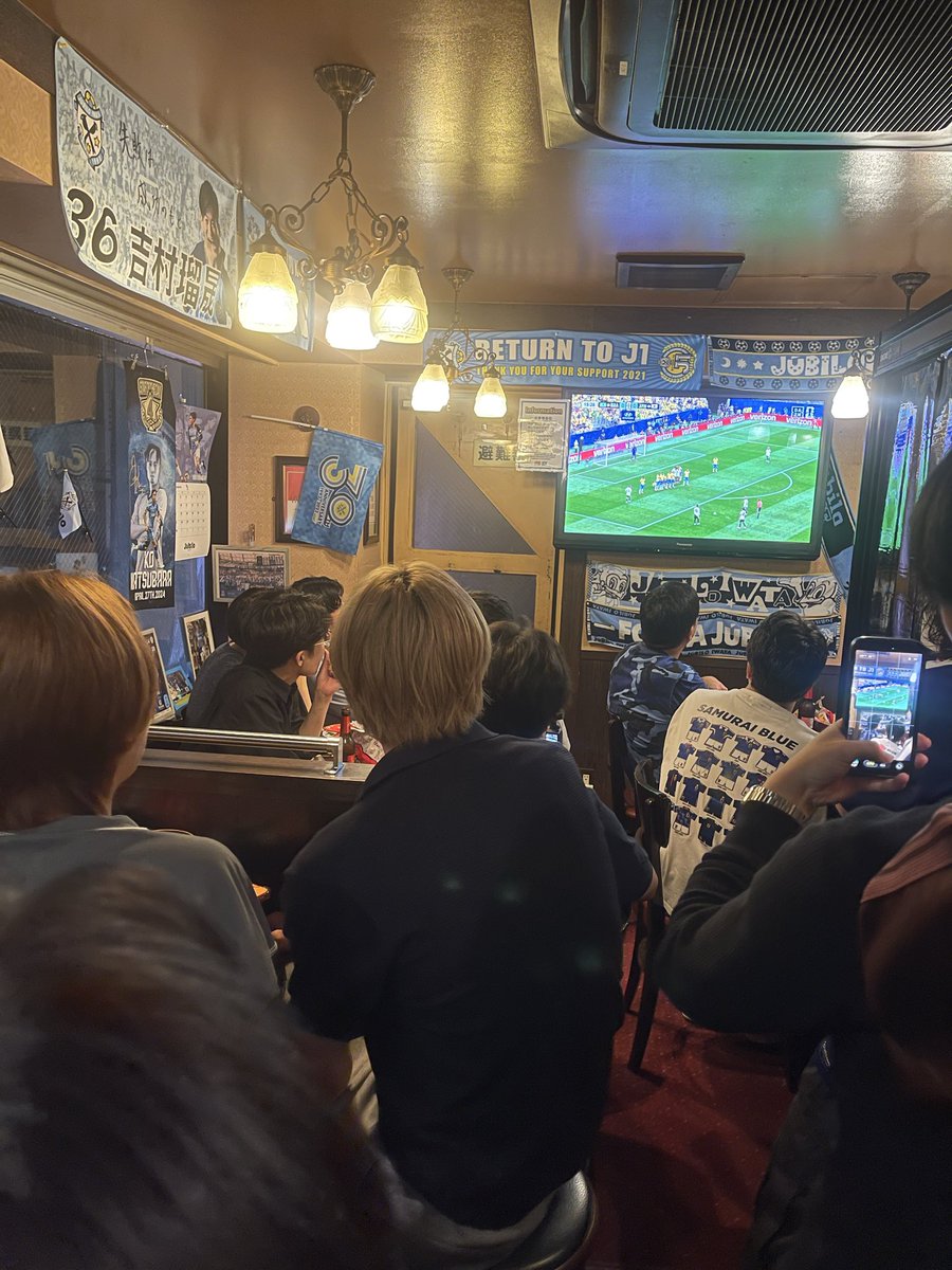 yibokjp's tweet photo. 昨日觀赛，原以为输球後会是失落与迅速散场。然而终场哨响，全场响起掌声。店员高喊：“感谢观赛！这次输了，四年后再见！”比赛结束自然是起身离开。环顾四周，没人挪步，大家依然安静地望着屏幕。原来终场哨并不是结束。他们在等教练等球员，等这场比赛真正落幕，陪着这支拼尽全力的球队，走完最后一程 https://t.co/HQ71tM69Oq
