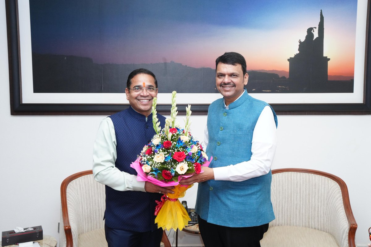 AbhiPawarBJP's tweet photo. आज माझ्या वाढदिवसानिमित्त महाराष्ट्राचे मा. मुख्यमंत्री श्री. देवेंद्रजी फडणवीस यांची ‘वर्षा’ या शासकीय निवासस्थानी सदिच्छा भेट घेऊन त्यांच्या शुभेच्छा व आशीर्वादाचा स्वीकार केला.

यावेळी मा. मुख्यमंत्री महोदयांनी दिलेल्या शुभेच्छा आणि सदिच्छा मला काम करण्यासाठी प्रेरणा देणाऱ्या आहेत. आगामी काळात अधिक जोमाने जनहिताच्या कार्यासाठी समर्पित भावनेने कार्य करण्याचा यावेळी निर्धार व्यक्त केला.

#DevendraFadnavis #gratitude #abimanyupawar #birthdayspecial