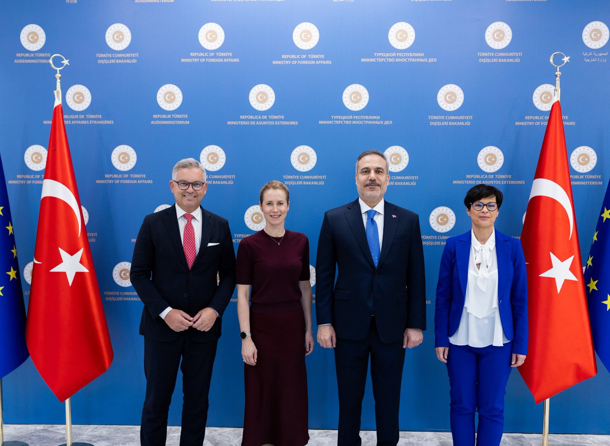 anadoluajansi's tweet photo. Türkiye ve Avrupa Birliği’nden ilişkileri güçlendirme mesajı

Avrupa Birliği (AB) Dış İlişkiler ve Güvenlik Politikası Yüksek Temsilcisi ve Avrupa Komisyonu Başkan Yardımcısı Kaja Kallas, AB Komisyonunun Genişlemeden Sorumlu Üyesi Marta Kos ile İçişleri ve Göçten Sorumlu Üyesi Magnus Brunner, Ankara’da temaslarda bulundu

Ziyaretin ardından, Dışişleri Bakanı Hakan Fidan ve AB yetkilileri ortak açıklama yaptı:

➔ Türkiye’nin aday ülke statüsüne atıf yapılarak, ilişkilerin, hızla değişen jeopolitik ortamda bölgesel istikrar ve ekonomik dayanıklılığın güçlendirilmesindeki stratejik değeri vurgulandı

➔ Türkiye-AB ilişkilerinin küresel bir perspektifle ele alındığı kaydedildi

➔ İlişkileri daha da güçlendirecek adımlar atma yönündeki ortak kararlılık yinelendi

➔ Güvenlik ve savunma konularında diyalog ve işbirliğinin, NATO ile tamamlayıcı nitelikte olacak şekilde güçlendirilmesinin altı çizildi

➔ Gümrük Birliği’nin modernizasyonuna zemin hazırlama yönündeki iradeler teyit edildi

https://t.co/hzpeeBy4Jk