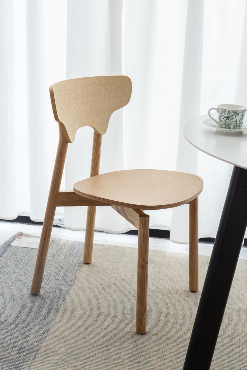 lightspace_news's tweet photo. The Toothy chair is crafted from solid wood; while its design is lightweight and restrained, it boasts a robust and stable structure. 

More info: https://t.co/K2o8a70ZFo
Email：info@lightspace.cc

#lightspace #Design #Chair #Sofa #officedesign #sofadesign #furniture https://t.co/k0HlP24VZ9