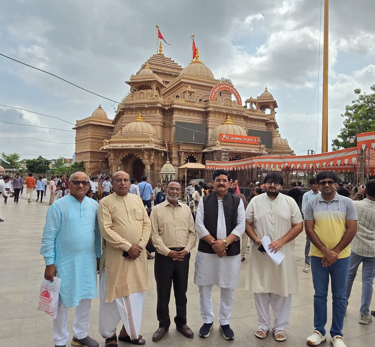 HariPatel5536's tweet photo. ।। જય કષ્ટભંજન દેવ ।।

અજરોજ બોટાદ સ્થિત સુપ્રસિદ્ધ યાત્રાધામ સારંગપુર ખાતે કષ્ટભંજન દેવ હનુમાનજી મહારાજની શરણમાં શીશ ઝુકાવી દિવ્ય દર્શનનો લાભ લીધો.

દાદાના ચરણોમાં પ્રાર્થના છે કે આપ સર્વે પર તેમના આશીર્વાદ સદાય બની રહે અને દરેકના જીવનમાં સુખ, શાંતિ અને સમૃદ્ધિ આવે. https://t.co/dPyJzDTBvy