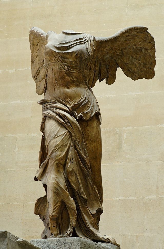 Emocionaelarte's tweet photo. Si tu patria es la belleza, entenderás que el @MuseeLouvre insista en #EmocionArte, custodiando con tanto empeño a la #VenusdeMilo, a la #VictoriadeSamotracia y a la Libertad misma. Saben bien en Francia que, mostrándolas al mundo, nadie se atreverá a mancillar la sangre derramada.