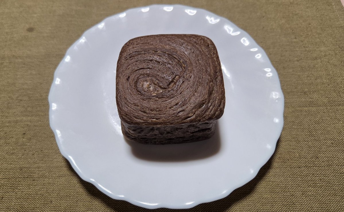 IjMk3m's tweet photo. 【GODIVA監修 濃厚ショコラデニッシュ】
購入価格160円 273kcal
4.0
見た目がもう美味しい
生地はしっとりして口溶けよく
デニッシュにしては柔らかめで
中のクリームがねっとりして濃厚
ココアの風味もありつつ
少しビターで上品なチョコの味わいで
とても美味しい https://t.co/R9SXVxxZEd