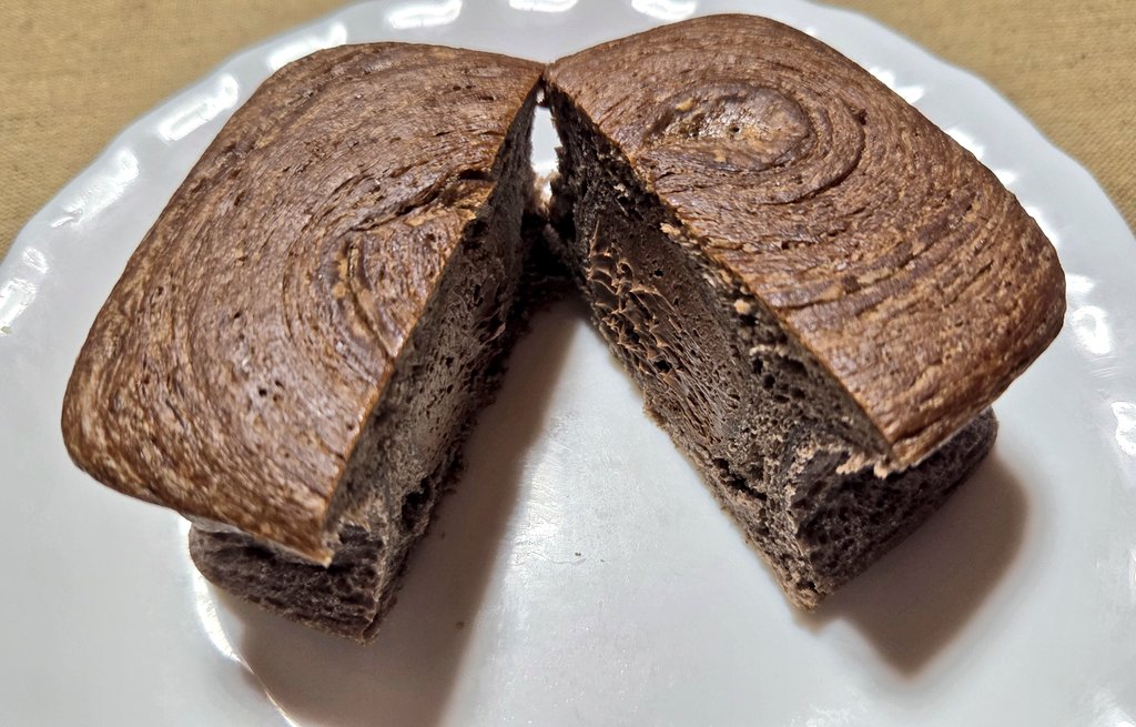 IjMk3m's tweet photo. 【GODIVA監修 濃厚ショコラデニッシュ】
購入価格160円 273kcal
4.0
見た目がもう美味しい
生地はしっとりして口溶けよく
デニッシュにしては柔らかめで
中のクリームがねっとりして濃厚
ココアの風味もありつつ
少しビターで上品なチョコの味わいで
とても美味しい https://t.co/R9SXVxxZEd