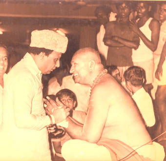 labstamil's tweet photo. A huge part in popularizing Murugar worship in TN in recent times goes to the great Muruga devotee Vaariyaar swamigal. Some of you might have seen his books and discourse CDs being sold at Saravana Bhavan.

In his time, he faced nothing but mockery and hate from Dstocks just for defending the Hindu faith from the perennial verbal attacks of "rational atheists" of self-respect movement. In 1970, he was even physically attacked by goons who also vandalized his Murugar idol. So much love for Thamizh Kadavul, you see!

It was MGR who after becoming CM, ensured a favorable environment for swamigal to continue his good work. It was Vaariyaar who actually conferred the popular 'Pon Mana Semmal' title to MGR.

A goon who'd attacked Swamigal returned after years repenting his mistake. The kind hearted Swamigal not only forgave him, but blessed him!