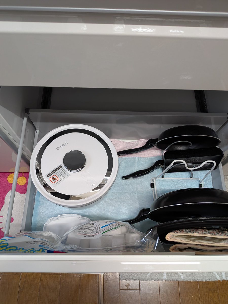 momonokasan0130's tweet photo. ここ最近ずっと買うか買わないか
悩みに悩んでいたもの『OoBLE』
真空保存容器!
でもこれくらいの贅沢いいじゃないかと…買っちゃった!
リフォームしたキッチンが
ワンランクアップした気分です。
これで特にこの季節、お米に虫が付いていないかドキドキしていたので
安心です。
#OoBLE https://t.co/lAun4ajkim