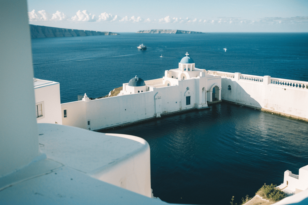 shiruwu_kutsu's tweet photo. Chased the sunset over Santorini’s white villages, sipped cold Assyrtiko, and forgot what time even felt like. Pure magic in every golden ray. ， https://t.co/cc40RZe3KR