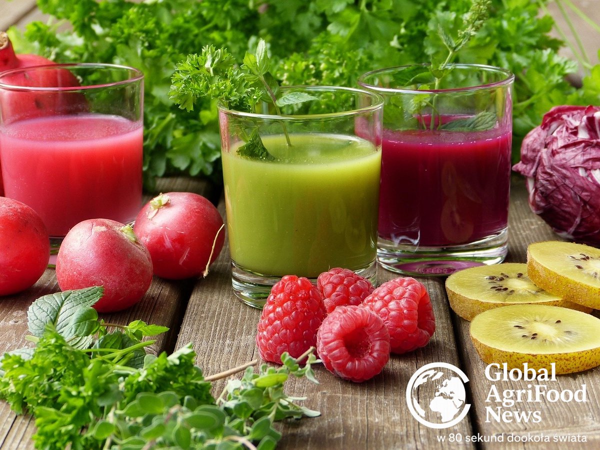 a__chodkowski's tweet photo. Global AgriFood News 🌍🍎
📉Europa: Farm Europe oraz EAT Europe wezwały Komisję Europejską do wycofania się z planowanego o 50% cięcia budżetu na promocję produktów rolno-spożywczych w 2027 roku. Zamiast planowanych 112 mln euro, organizacje domagają się utrzymania poziomu 205 mln euro. Argumentują, że tak duża redukcja osłabi konkurencyjność europejskich rolników i unijną strategiczną autonomię. https://t.co/Aa0HhxI2L8
🌱Azja: Indyjscy rolnicy znacznie przesunęli w czasie siewy upraw letnich z powodu opóźnionego początku monsunu. Do 25 czerwca założono plantacje tylko na 18,27 mln ha, czyli o 23% mniej niż rok wcześniej. Obszar obsiany soją spadł o 65%, ryżem o około 25%, a bawełną o 35%. https://t.co/fQwHkKgdfB
👨‍🌾Afryka: Bank of Agriculture w Nigerii rozpoczął ogólnokrajową dystrybucję nawozów, nasion kukurydzy oraz środków ochrony roślin dla około 500 tys. drobnych rolników. Program ma na celu zwiększenie produkcji żywności i poprawę bezpieczeństwa żywnościowego w kraju. https://t.co/2m6zuEvkU9
(ciąg dalszy 🧵)