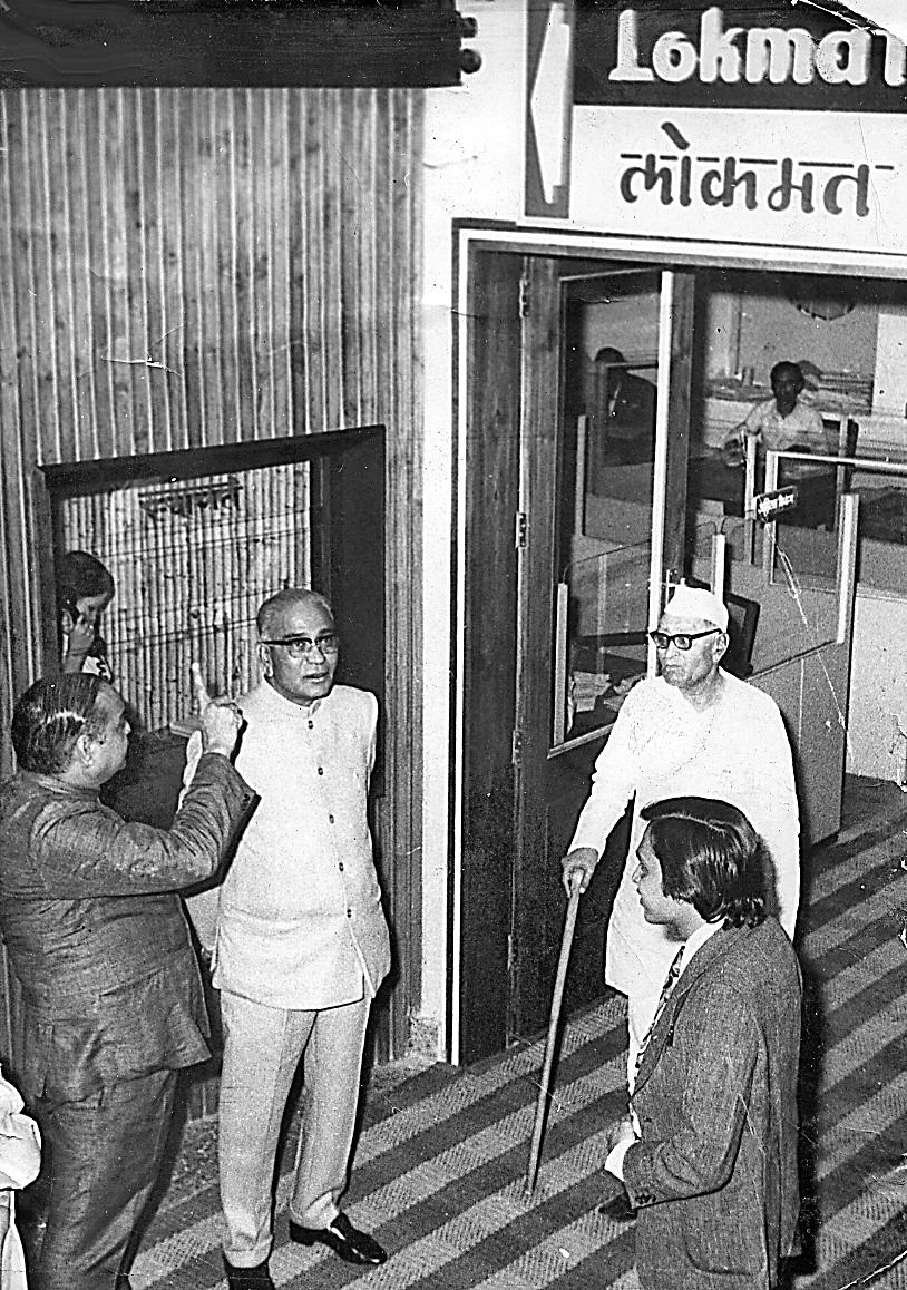 RajendrajDarda's tweet photo. राज्याच्या जडणघडणीत मोलाचा वाटा उचलणारे, शेतकऱ्यांच्या हिताला सर्वोच्च प्राधान्य देणारे माजी मुख्यमंत्री वसंतराव नाईक यांना जयंतीनिमित्त विनम्र अभिवादन.

मी खूप भाग्यवान की मला लहानपणापासून नाईक साहेबांचा सहवास लाभला, आणि तरुण वयात त्यांचे मार्गदर्शन लाभले. त्यांच्या कितीतरी सभांचे मी पत्रकार म्हणून वार्तांकन केले आहे. 

हरित क्रांतीला गती, कृषी क्षेत्राला बळ, ग्रामीण विकासाला चालना आणि रोजगाराभिमुख धोरणांमुळे त्यांनी आधुनिक महाराष्ट्राच्या प्रगतीचा मजबूत पाया रचला. त्यांच्या स्मरणार्थ साजरा होणारा ‘कृषी दिन’ त्यांच्या कार्याची साक्ष देतो.

#वसंतरावनाईक #कृषीदिन #महाराष्ट्र