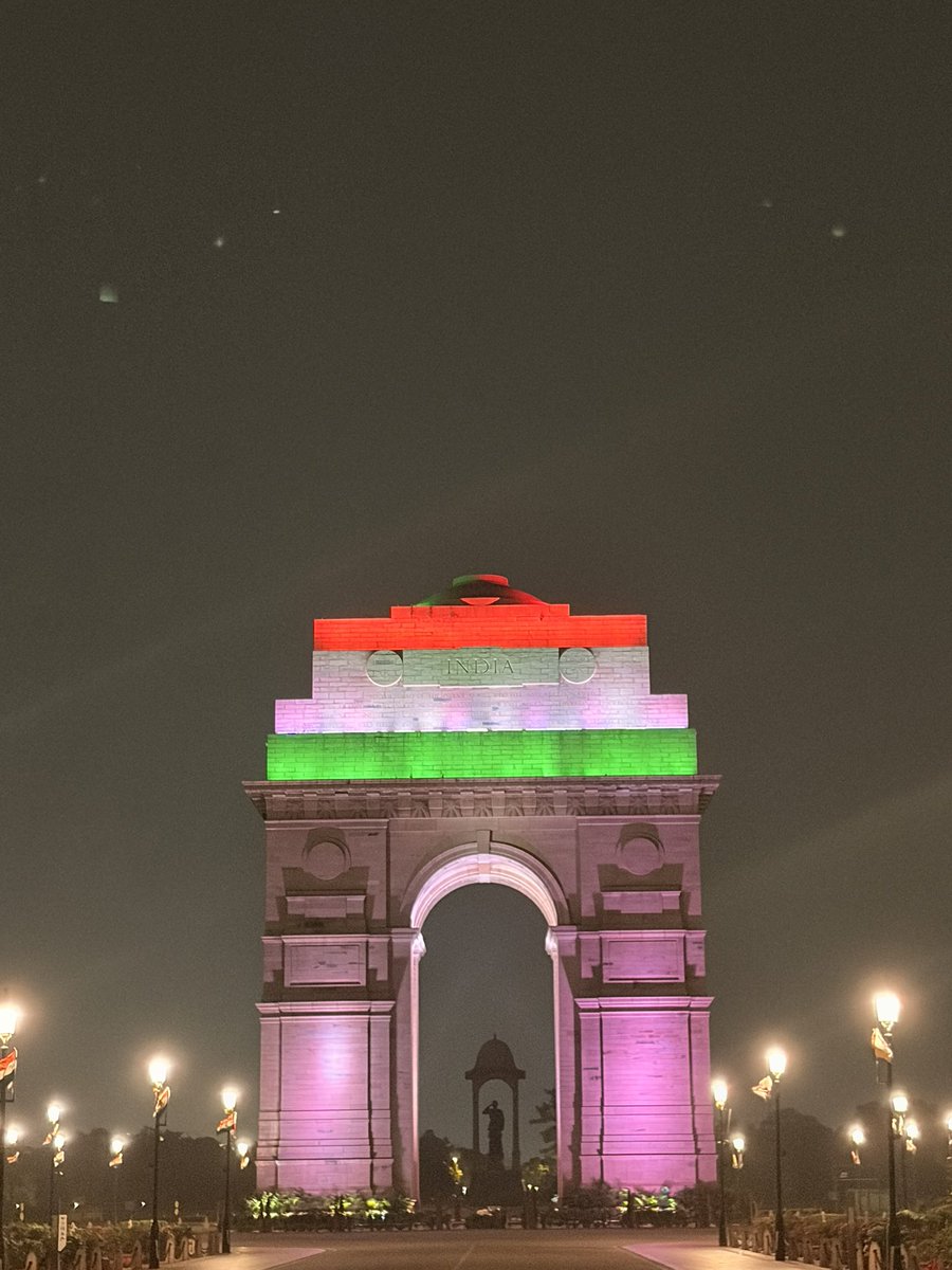 shwetha_pv's tweet photo. India Gate looked sooo beautiful at night!! https://t.co/CqMCAGf6nH