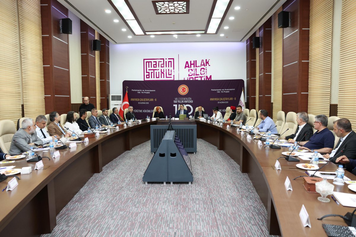 mardinartuklu's tweet photo. 📌 Türkiye Büyük Millet Meclisi (TBMM) himayesinde yürütülen "Millî Egemenliğin 150 Yıllık Hafızası: Parlamento ve Anayasanın 150. Yılı Projesi" kapsamındaki 6. Anayasa Çalıştayı, üniversitemizin ev sahipliğinde gerçekleştirildi. 

Düzenlenen çalıştayda sivil anayasa arayışları sürecine katkı sağlamak amacıyla anayasanın yürütme erkiyle ilgili 29 farklı maddesi masaya yatırıldı. 

Çalıştay; akademi dünyası, idare mahkemesi başkanları, sivil toplum kuruluşu temsilcileri ve kanaat önderlerinden oluşan oldukça geniş ve çeşitli bir katılımcı profiliyle hayata geçirildi. Toplumun tüm kesimlerini anayasa yapım sürecine dahil etmeyi ve olası bir sivil anayasa hazırlığı için kapsamlı bir veri havuzu oluşturmayı hedefleyen bu anlamlı projeye ev sahipliği yapmaktan memnuniyet duyduk. 

Çalıştaya değerli katkılarından dolayı TBMM Başkan Danışmanı Hafsa Nur Engeloğlu'na, moderatörümüz Anayasa Hukukçusu ve Erzincan Binali Yıldırım Üniversitesi Hukuk Fakültesi Dekanı Prof. Dr. Ayhan Döner'e, Proje Genel Koordinatörü Av. Ahmet Akcan'a, raportörümüz İbn Haldun Üniversitesi Öğretim Üyesi Dr. Gülnihal Ahter Yakacak'a ve fikirleriyle çalıştayı zenginleştiren diğer tüm katılımcılarımıza teşekkür ederiz. 

Haberin devamı ✅ https://t.co/YA3uiaBhFB

@erolozvar
@ibrahimozcosar 
@AyhanDoner
@ylmazdemirhan
@TBMMresmi
@ebyu2006 
@ibnhalduni

#MardinArtukluÜniversitesi #TBMM #AnayasaÇalıştayı
