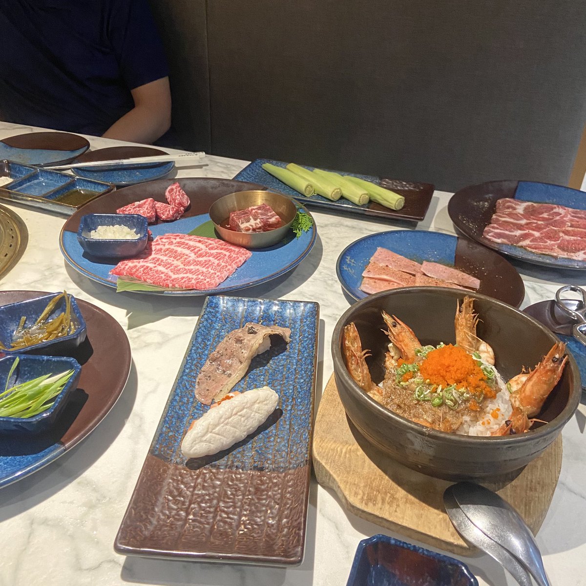 Voraciousracoon's tweet photo. 📍 老井極上燒肉 美村店

身為台中人第一次來吃老井><
加點了牛舌和升級副食和前菜，個人覺得可以不用換明太子山藥，雖然好吃但太貴了，蒜蓉蝦釜飯的話蠻香的但沒有像網路上說的這麼神啦哈哈，蝦子不知道是不太新鮮還是解凍的方式有問題吃起來粉粉的，部分和牛和海鮮都會幫忙代烤！ https://t.co/bUZq5eLHlS