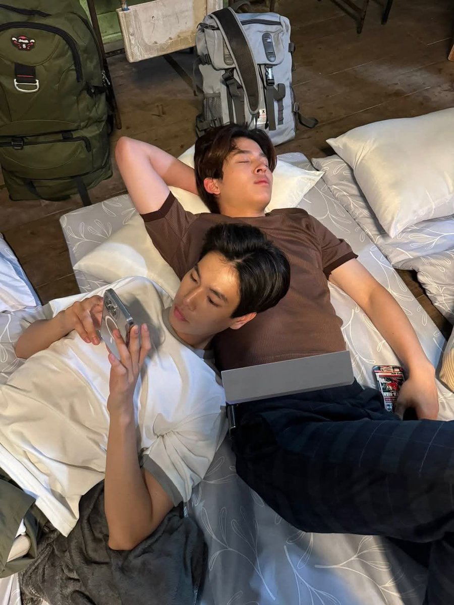 buzunkalbii's tweet photo. อรุณสวัสดิ์นะคนดื้อ นี่เธอดื้อกับหมอนทุกใบแล้วมาใช่อกพี่หนุนยามฝันแทนงั้นหรอ https://t.co/86DW2TU3Ys