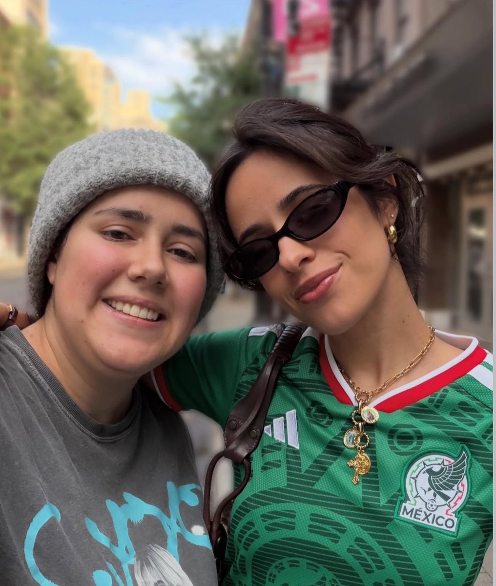 TheCamilaDaily's tweet photo. Camila Cabello in New York today with a fan 🇲🇽

IG: duda.vasconcelos https://t.co/WTVGcFX5bw