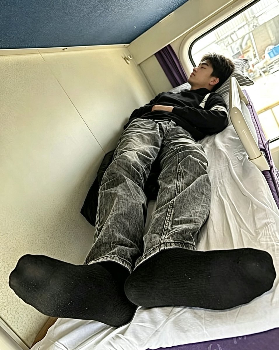 llingfeng05036's tweet photo. 想看从他脚上脱下来的臭黑袜吗？🙋 https://t.co/2qBYbXn8VU