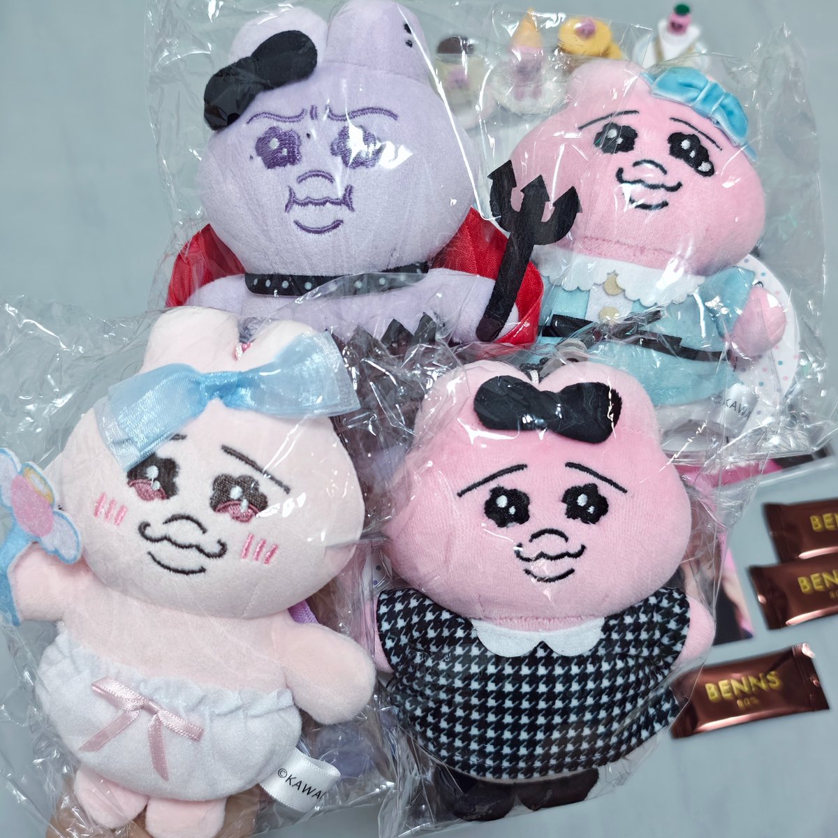 110402wq's tweet photo. 遅ればせながら～🐰🐰🐰🐰
友人からの小さなプレゼントと共に無事到着した🫶🏻❣️
でもなんで2匹の🐰の顔が少し太って見えると感じるんだろう……🤭 https://t.co/V35AU1Svwe