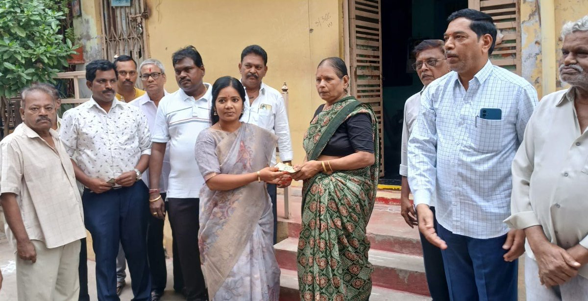 CollectorM18388's tweet photo. తేదీ:-01.07.2026,మార్కాపురం 

మార్కాపురం పట్టణంలోని నాయుడు వీధిలో ఎన్టీఆర్ భరోసా పెన్షన్ల పంపిణీ కార్యక్రమంలో పాల్గొన్న జిల్లా కలెక్టర్ శ్రీమతి ఎం.విజయ సునీత గారు,మున్సిపల్ కమిషనర్ నారాయణరావు గారు,ప్రజా ప్రతినిధులు,ఇతర మున్సిపల్ సిబ్బంది..

#NTRBharosaPension #SocialSecurity https://t.co/LNQAwkNXhQ
