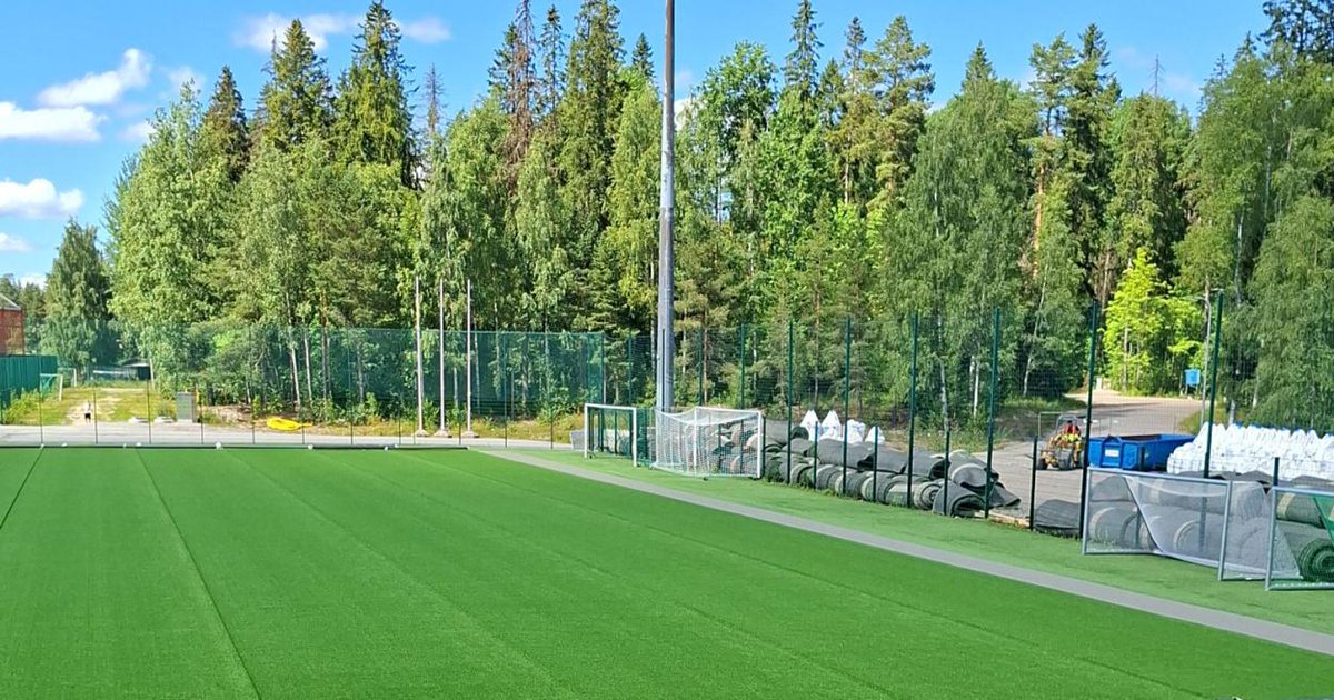 Tamperekaupunki's tweet photo. Isojen jalkapallokenttien tekonurmea käytetään uudelleen pikkukentillä https://t.co/yNWPjlyqvk #Tampere https://t.co/Rjo3EHgP6B