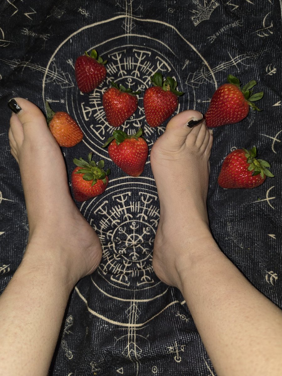 Littlemoon47422's tweet photo. #feet 
#onlyfans 
https://t.co/YfOPL47tYS https://t.co/KoKHD6nmew