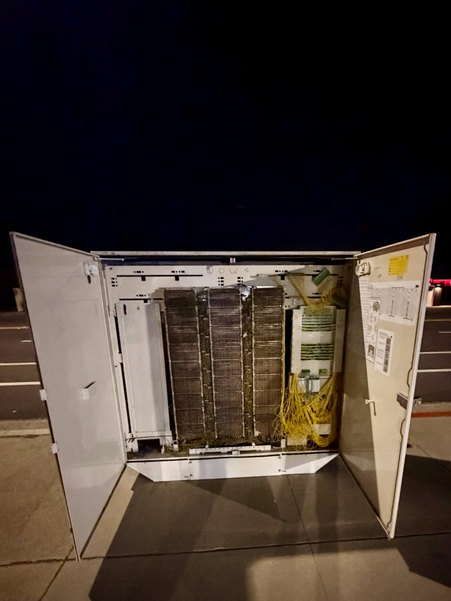 justinbpyle's tweet photo. @ATT Still on hold with customer service while standing next to a WIDE OPEN utility box that powers the whole neighborhood—including the hospice center right behind me.

Put an engineering support number on these boxes so people can report hazards! 🚨

QQ: Do I cut the red wire or the blue wire?? ✂️🔴🔵

#ATT #ATTSupport #PublicSafety #Infrastructure #SafetyHazard #CustomerService #Telecom
