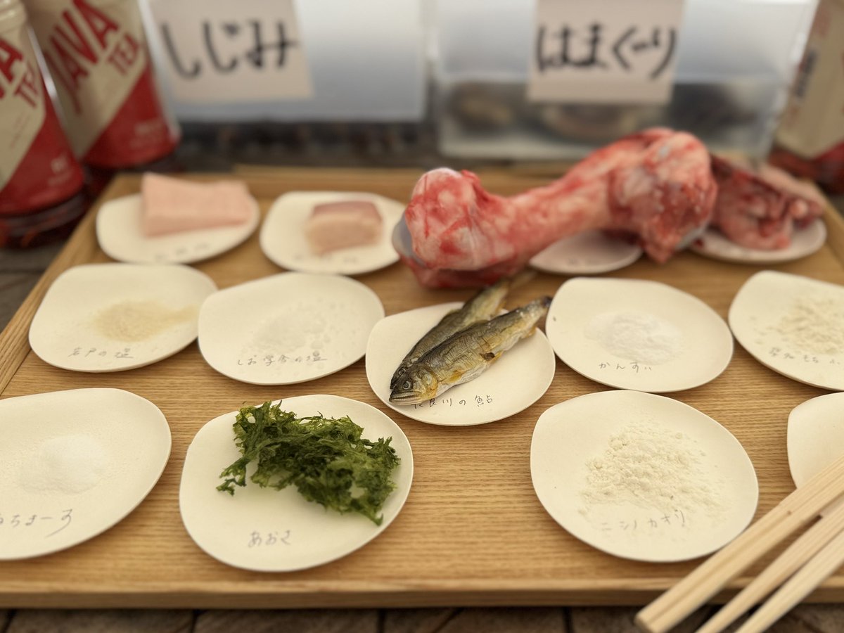 satarou7's tweet photo. ジャワティ×飯田商店「味わうを楽しもう🍜」スペシャルイベントが桑名で開催されました。地域の食材で一杯のラーメンをつくる。収穫後のもち小麦の畑を訪れ、もち小麦の特性を知り、赤須賀漁業水野組合長より、蛤としじみの再生ついて教わりました。長良川河口堰と徳山ダムによる水産資源への影響を https://t.co/XDyyGc8Hrd