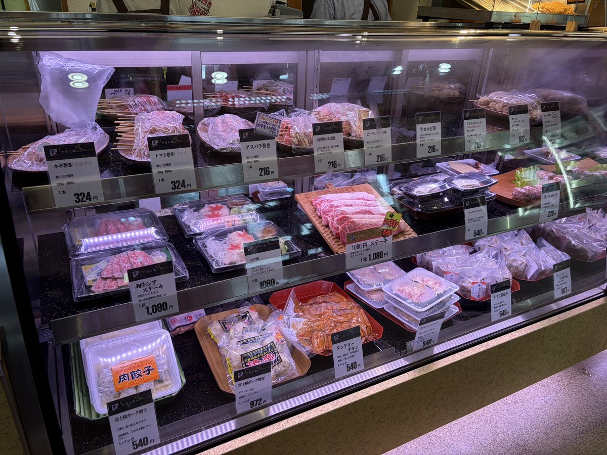 alter_koko_coco's tweet photo. 大西肉店さんへ！上の段のこっからここまで2つづつってオーダーの仕方初めて見たww
あと馬刺しとメンチカツと富士山コロッケもオーダー。
コロッケとメンチカツは、おしゃキャンと同じ場所で食べて、2人と全く同じ反応してましたwwwまっじでうまいです！！！
#大西肉店 https://t.co/GySqSawbdQ
