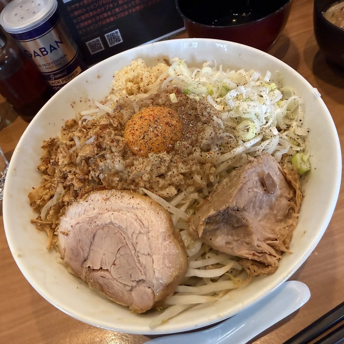 masakingurume's tweet photo. 『麺処 ほん田』東十条店
・汁なし（大）　1250円
・生卵　100円・汁なし（大）　1250円
・生卵　100円
・豚カス入りアブラ　100円
@hjj_ninnikuabur https://t.co/3DMgDskSRA