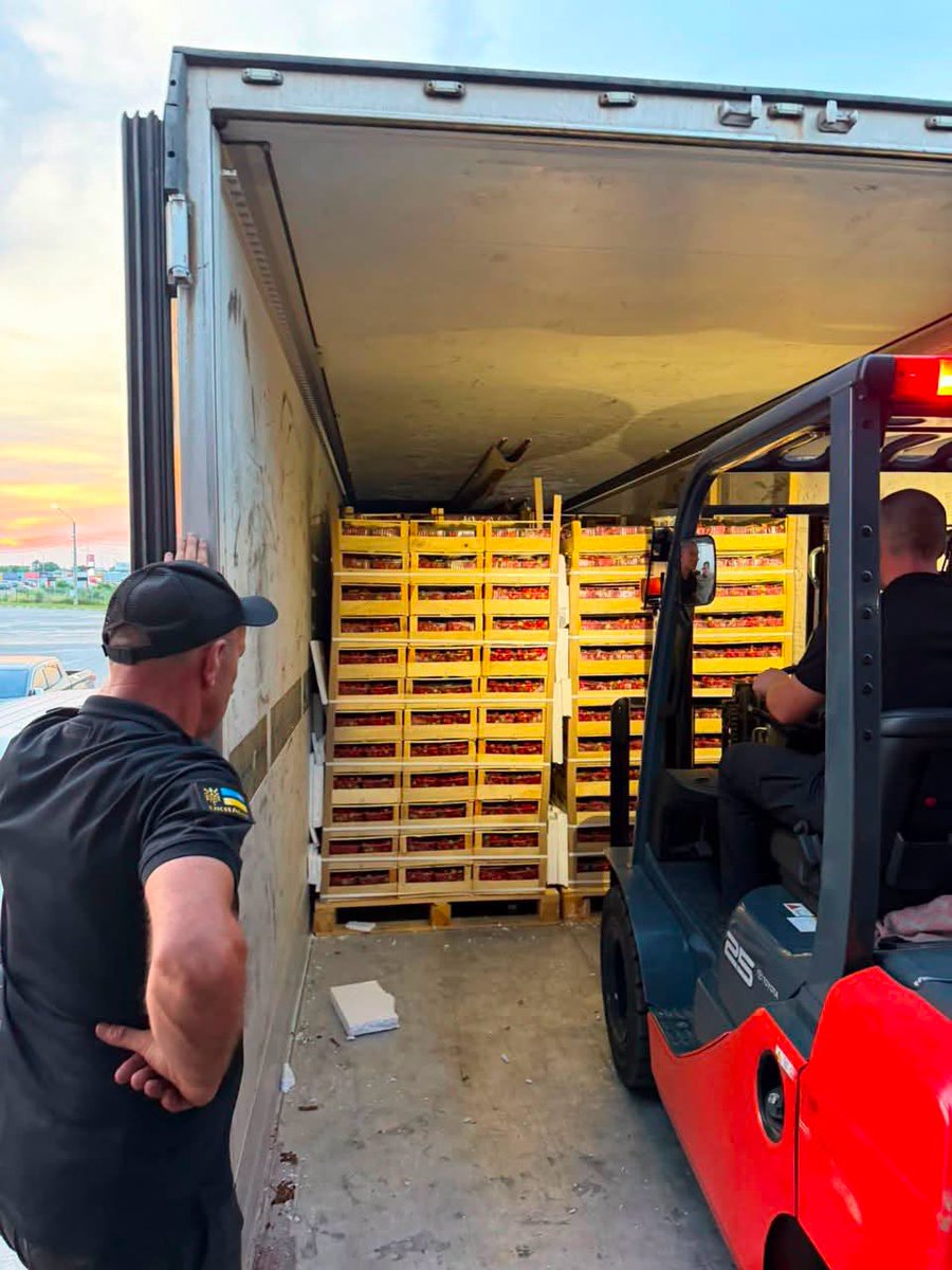 UkraineCustoms's tweet photo. 🚬🍓Сигарети серед полуниці: митники виявили на кордоні приховану партію на майже 20 млн грн

Вантажний автомобіль, який прямував з України до Румунії, за товаросупровідними документами перевозив свіжу полуницю через пункт пропуску «Мамалига».

Однак під час митного та прикордонного контролю посадові особи звернули увагу на низку невідповідностей. Зокрема, під час зважування було встановлено розбіжність між фактичною та заявленою вагою транспортного засобу. Тому автомобіль направили до пункту пропуску «Порубне – Сірет» для сканування.

Обґрунтованість підозр митників підтвердилась - на отриманих зображеннях було зафіксовано аномалії, що свідчили про можливе приховування сторонніх товарів серед задекларованого вантажу.

Під час подальшого поглибленого огляду митники виявили за палетами зі свіжою полуницею 357 000 пачок сигарет без фільтра торговельної марки «Ritm», виробництва Республіки Молдова, без марок акцизного податку України.

За даним фактом стосовно громадянина Республіки Молдова складено протокол про порушення митних правил за ч. 1 ст. 483 Митного кодексу України. 
Тютюнові вироби орієнтовною вартістю 19,3 млн грн вилучено.

Крім того, до ТУ БЕБ направлено повідомлення про виявлення ознак кримінального правопорушення, передбаченого ст. 201-4 Кримінального кодексу України.

🛃 Держмитслужба у соціальних мережах - https://t.co/Gg5QY2fxHa