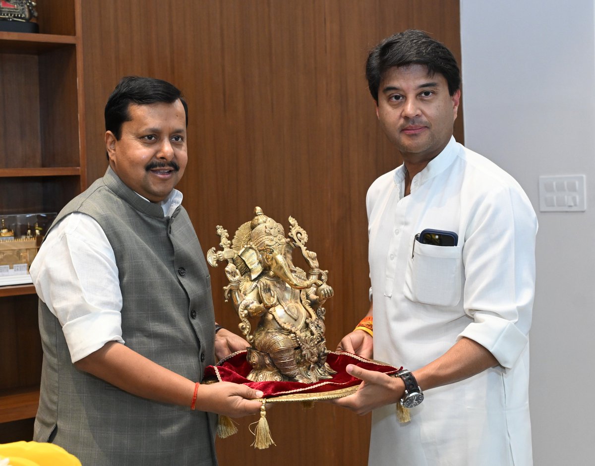 Office_Of_NN's tweet photo. केंद्रीय मंत्री श्री @JM_Scindia जी ने माननीय राष्ट्रीय अध्यक्ष श्री @NitinNabin जी से शिष्टाचार भेंट की। https://t.co/0JyteTtwqc