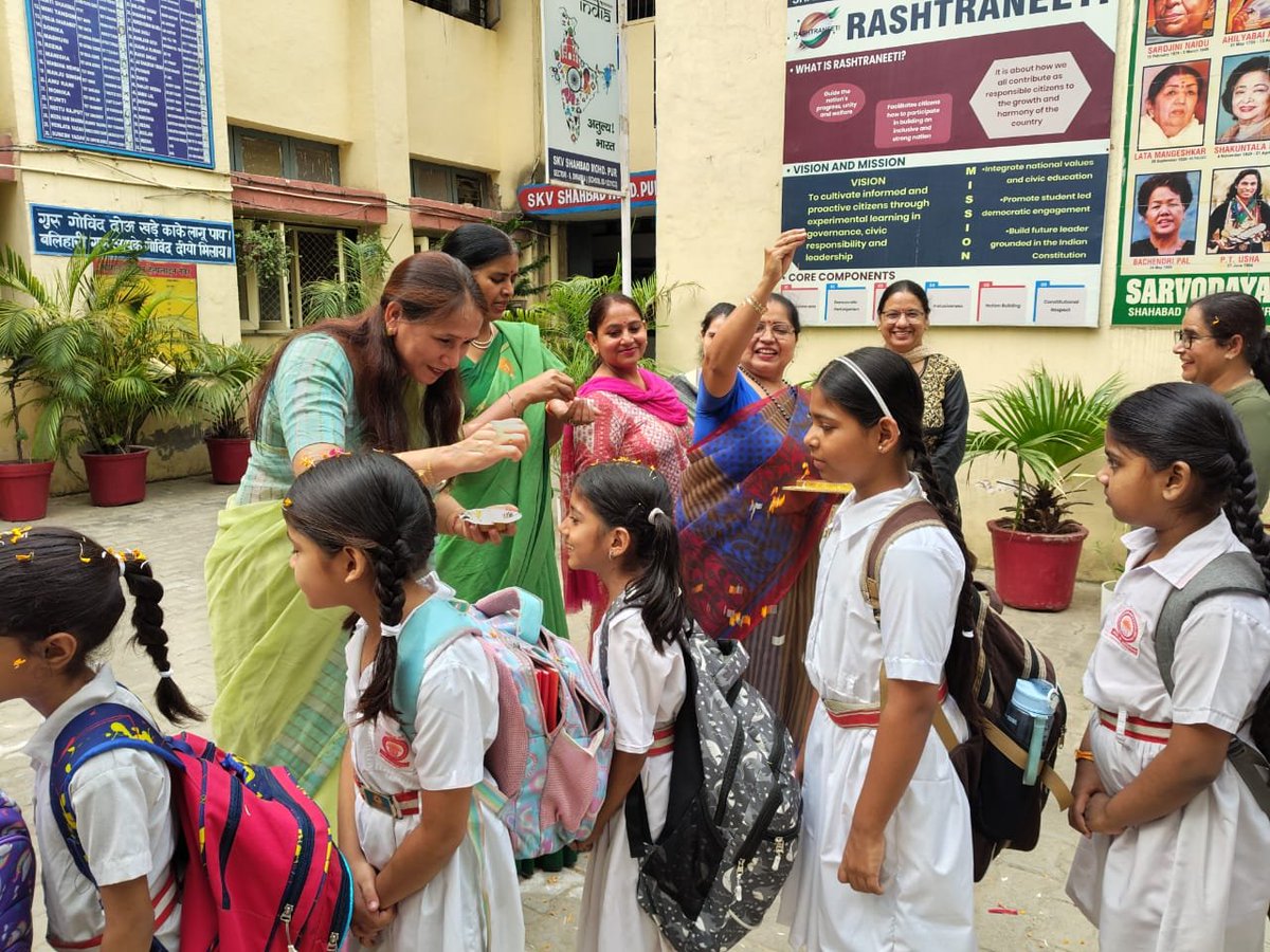 Dir_Education's tweet photo. गर्मियों की छुट्टियों के बाद सभी विद्यार्थियों के चेहरों पर मुस्कान और सीखने का उत्साह है।

सपनों को बड़ा करें, निडर हो कर करें,
पूरी लगन से सीखें और हर दिन नई ऊँचाइयों को छुएँ। 

सभी छात्रों, शिक्षकों एवं अभिभावकों को सुरक्षित एवं सफल शैक्षणिक वर्ष की हार्दिक शुभकामनाएँ! https://t.co/Rp9Y2iZTw3