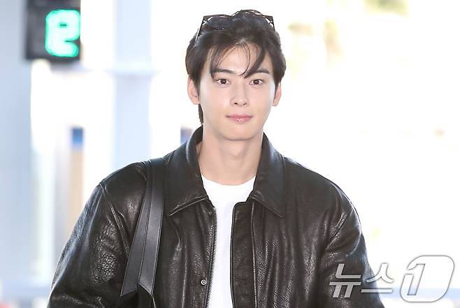 ilovekdramatwt's tweet photo. Wait... so Cha Eun-woo reportedly became a Catholic while in the military? 😭

Apparently, he was baptized last month while serving, and heard finding faith has been a source of comfort for him after everything he went through this year.

Military really be changing people. 🥹

Whatever brings him peace, I'm genuinely happy for him. Wishing him nothing but the best. 🙏❤️

I really really want to know his catholic name.... could it be John 🤔 or Paul 🫠

#ChaEunWoo