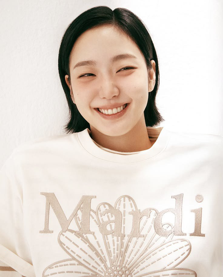 liclerc's tweet photo. aktris Kim Go-eun cerita kalau dia lahir dengan wajah yang tidak terlalu cantik sehingga diberi nama Kim Go-eun oleh ayahnya

waktu lahir, dia bayi yang sehat tapi perawatnya bilang ke bapaknya "nanti harus cari uang yang banyak ya" maksudnya becanda aja karena bayinya gak cantik jadi harus oplas kalau dah gede

bapaknya kaget sambil meluk anaknya, dengan harapan dia akan tumbuh jadi gadis yang baik dan cantik, diberilah nama Kim Go-eun sama bapaknya

sesuai harapan, dia jadi aktris yang baik dan cantik seperti namanya. Go-eun juga punya kepercayaan diri yang kuat sampe ceritain soal ini sambil ketawa.

#kimgoeun #kdrama