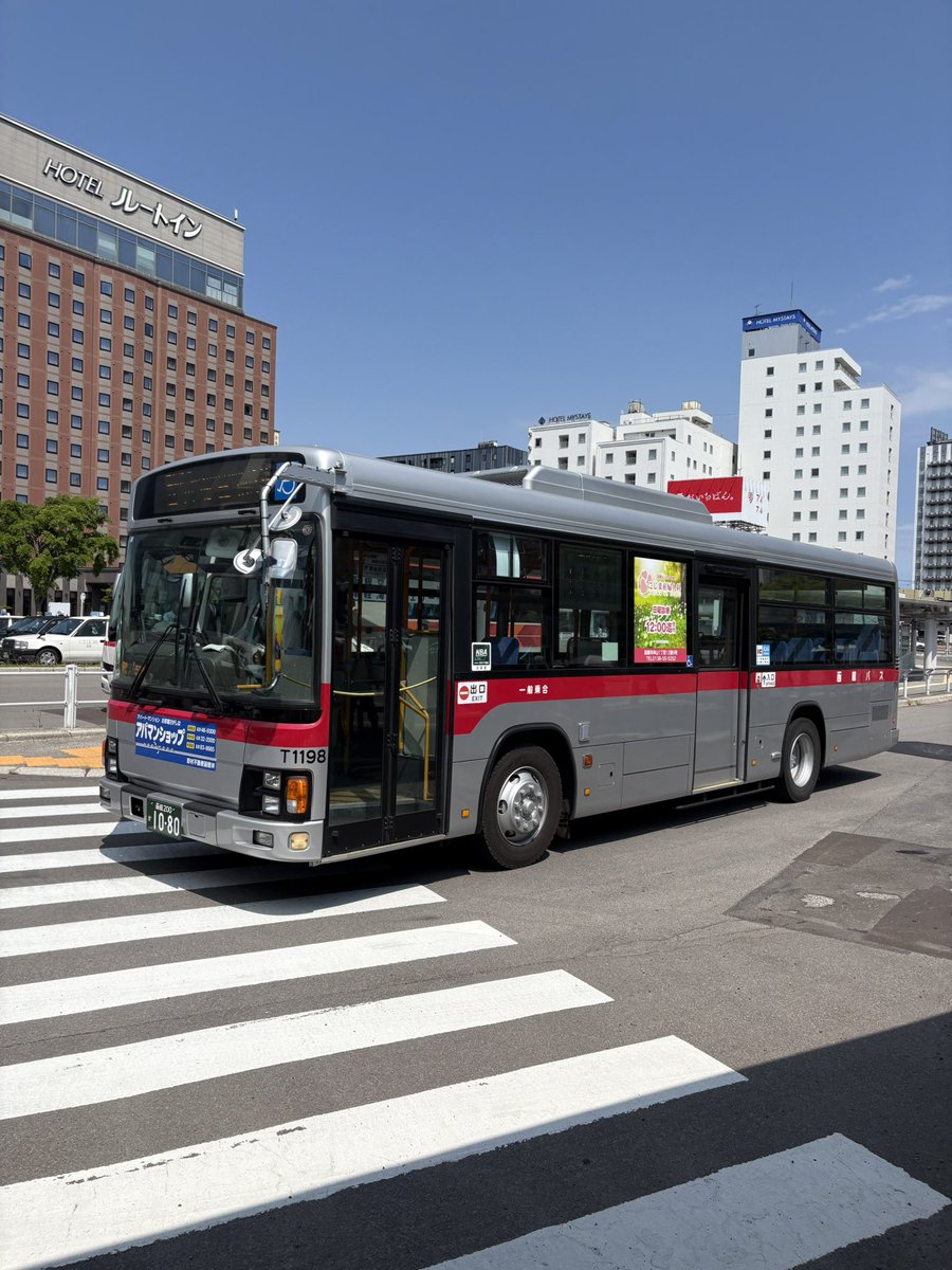 F10098's tweet photo. #函館バス　T1198に初乗車　他の元国際興業バスの車両と異なり車椅子スペースは折り畳み席がついています　中扉はS1201と同じく音声チャイムになっていますね https://t.co/dlIXWJdrYC
