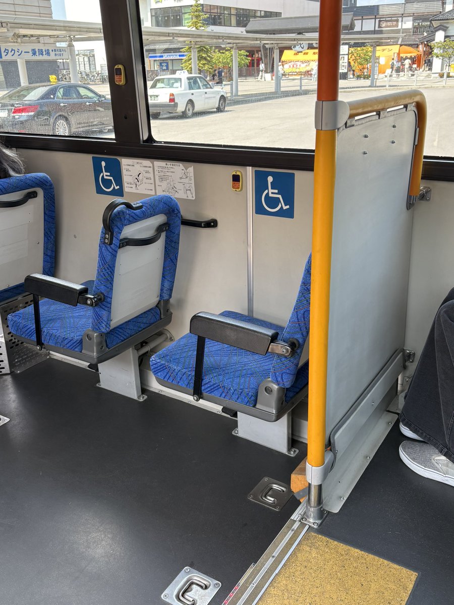 F10098's tweet photo. #函館バス　T1198に初乗車　他の元国際興業バスの車両と異なり車椅子スペースは折り畳み席がついています　中扉はS1201と同じく音声チャイムになっていますね https://t.co/dlIXWJdrYC
