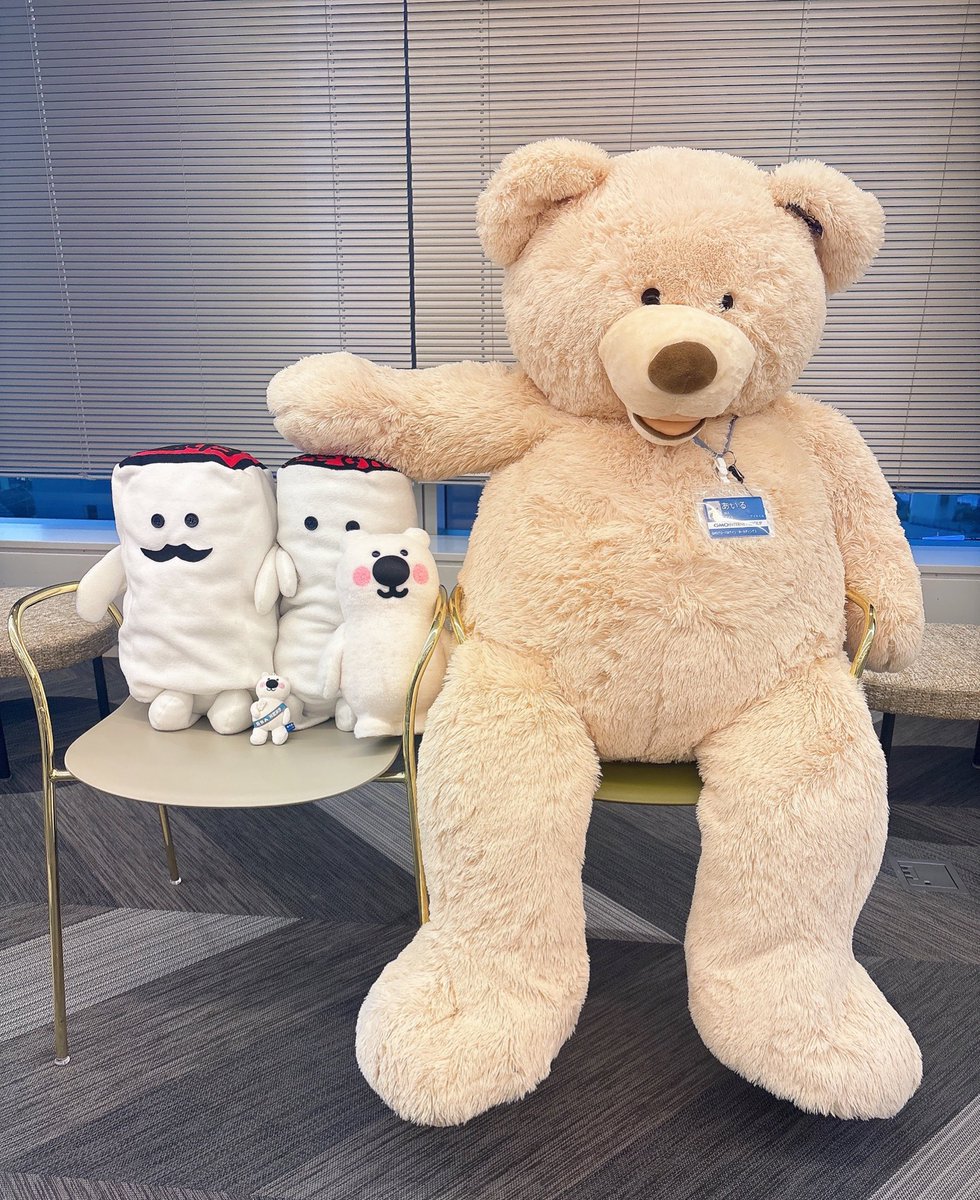 GMOSign_JP's tweet photo. 白くまアイスのくま吉、お誕生日会🎂
集合写真。
一人だけ縮尺がおかしい。 https://t.co/E7AukEwKnb