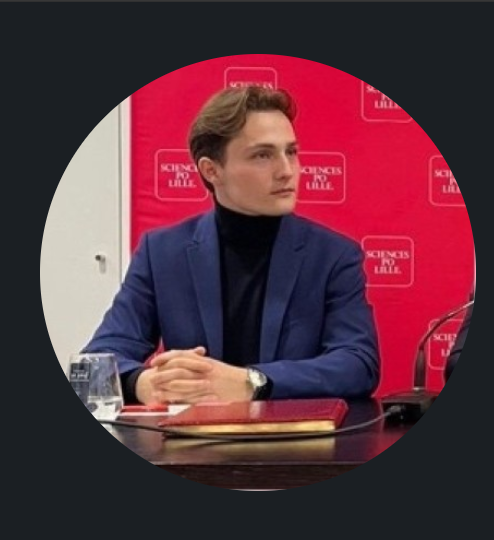 JCQDSE's tweet photo. Je trouvais que dire "Grégoire sera pire qu'Hidalgo" était exagéré, juste polémique. L'ex-grand vizir est quand même plus sérieux et motivé que l'autre caricature.

Ce cabinet armée mexicaine que Grégoire a mis trois mois à constituer suggère l'inverse. C'est de la folie furieuse : 4 directeurs-adjoints de cabinet, des attributions qui se chevauchent et ne correspondent pas à celles des adjoints au maire, des sous-chefs de sous-chefs en quantité, des missions stratégiques (sécurité, santé...) noyées dans un carnaval de fatras (le "pôle finances et éducation", fallait l'inventer !). Sans compter, mais ça c'est habituel en hidalguie, les jeunes loups qui ont fait la com de campagne électorale remerciés par des postes ronflants (photo de gauche : Tom Porcedo-Zimmerman, chargé des "relations institutionnelles aux [sic] arrondissements"). 

Ce chef d’œuvre absolu de sous-technocrate socialiste  ne peut que générer des bugs. Il peut aussi de se mettre en torche à la moindre crise sérieuse, ce que les Parisiens paieraient cher.