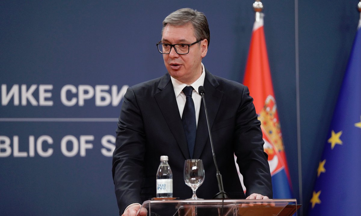 sns_srbija's tweet photo. Председник Републике Србије Александар Вучић @avucic изјавио је да су сви приходи у јуну бољи од очекиваних и најавио да ће држава због тога покушати да давања у оквиру пакета нових мера за грађане буду исплаћена месец дана раније него што је најављено.
https://t.co/VIoFdchRLD https://t.co/7PGMUEkBtl