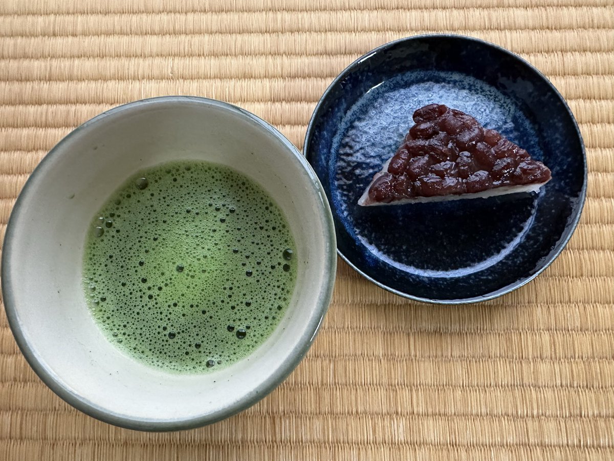 pirokop's tweet photo. 今日から7月。
昨日水無月を食べ忘れたので本日頂きました😋

今月は茶道講座7日と28日にやります。
13時〜18時
何時に来ても🙆‍♀️何時に帰っても🙆‍♀️
参加費は1500円です。

参加希望の方はメッセージください。
お待ちしてます🙇‍♀️

#茶道講座
#茶道
#抹茶
#和菓子 https://t.co/7xXOPZnod7