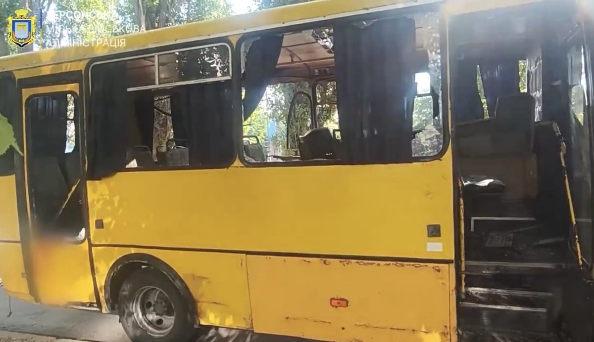 JulianRoepcke's tweet photo. Russischen Terroristen haben auch heute Morgen absichtlich einen vollbesetzten Bus in der ukrainischen Großstadt Cherson angegriffen. 

➡️Zwei Zivilisten wurden ermordet, sieben weitere verletzt.

➡️Die Kriegsverbrecher sind sich weiter nicht zu schade, die Videos ihrer Angriffe selbst zu veröffentlichen.
