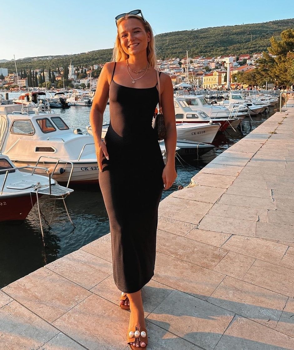 alinawachinger's tweet photo. Mein neues Sommer-Favorit-Kleid 🖤 

Wie findet ihr es – zu schlicht oder genau richtig? ☺️ https://t.co/AOKAtKHTVJ