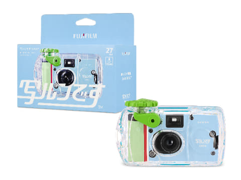 yaotomicamera's tweet photo. なんと、富士フイルムさんから
レンズ付きフィルムの新製品！！！！！！
が出るとは、超驚きです (^^);;

一つは防水モデル
「写ルンです Active（アクティブ）™」

もう一つは黒白フィルムモデル
「写ルンです Black and White（ブラックアンドホワイト）™」

富士フイルムさんの発表によると
モノクロの方の現像処理は
「CN-16」と「C-41」に対応しているとのこと

つまり
通常のカラーネガ現像機で現像できるタイプです
すでに発売されているモノクロフィルムでは
ILFORD XP2というフィルムがありますが
それと同じように
カラーネガ現像処理機で現像できる
黒白フィルムが装填されていると考えると
わかりやすいかと思います

ここで少し言葉のご説明
「CN-16」は、富士フイルム系で使われる
カラーネガ現像処理の呼び方です

一方、「C-41」はKodak系の現像処理名で
今では最も一般的なカラーネガ現像処理の呼び方となっています

呼び方は違いますが
通常のカラーネガフィルムを現像する処理としては
同じ系統のものですので
お客様には「ほぼ同じもの」と理解していただいて
概ね問題ありません

そして、なぜ「白黒」ではなく「黒白」なのか
ここは、富士フイルムさんの一貫した姿勢で
Black and Whiteを
言葉の順番どおりに訳した結果なのだと思います
ずーーーーーとそうです

https://t.co/ed0q6CKjcV