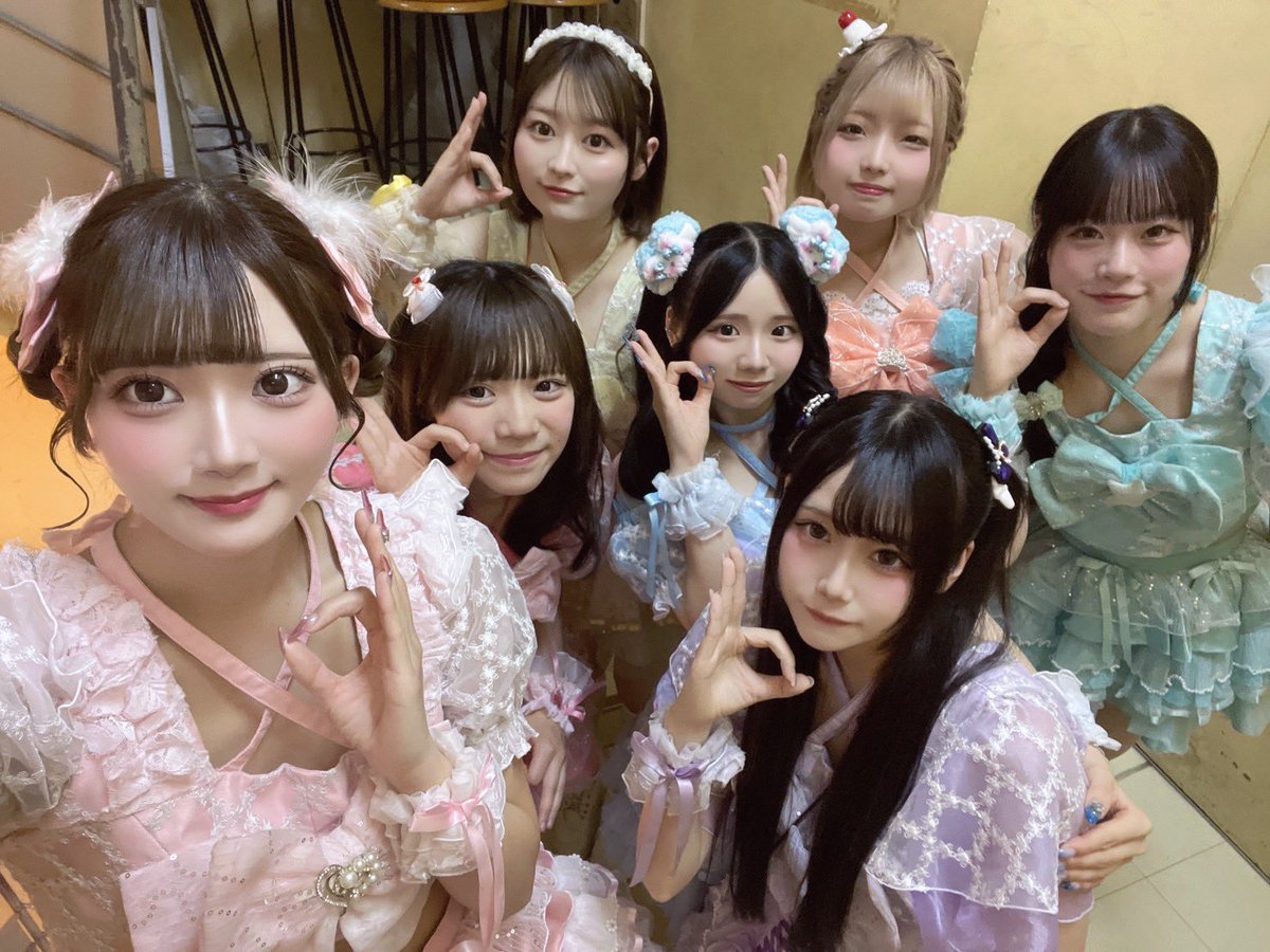 guriko_no_omake's tweet photo. 2026年6月30日
@渋谷Spotify O-nest
BANKURUWASE!!débutONEMANLIVE『震える手でも旗を掲げろ』
#ぐりまるチェキ202606
#なぎで元気みなぎった
#りなにはまりな
#リトシグ #LittleSignal
LittleSignal 星菜なぎさ、心葉りな
💛なぎ
な「今日はサイリウム💛1本だったね!単推し確定?」
ぐ「サイリウム1本壊れてしまったから」
な「そんな理由?それでも1本目に選ばれてうれしい」
💚りな
ぐ「(イスに座っての物販)体調悪いの?ケガ?」
り「胃炎です。心配してチェキ撮りに来てくれるのうれしい」
ぐ「胃炎メンバー多すぎ。心配になるわ」
そろそろ新メンバー覚えなきゃ。