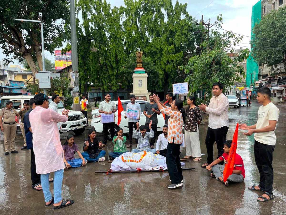 ABVPVoice's tweet photo. अखिल भारतीय विद्यार्थी परिषद द्वारा महाराष्ट्र के विभिन्न शहरों में टीईटी परीक्षा प्रश्नपत्र लीक प्रकरण के विरोध में तीव्र विरोध प्रदर्शन किया गया।

अभाविप ने मांग की कि इस प्रकरण में संलिप्त सभी दोषियों के विरुद्ध त्वरित एवं कठोर कार्रवाई की जाए तथा उन्हें कड़ी से कड़ी सज़ा दी जाए। साथ ही, पूरे प्रकरण की निष्पक्ष एवं पारदर्शी जांच कर भविष्य में ऐसी घटनाओं की पुनरावृत्ति रोकने के लिए प्रभावी व्यवस्था सुनिश्चित की जाए।

#TETExam #ABVPForStudents