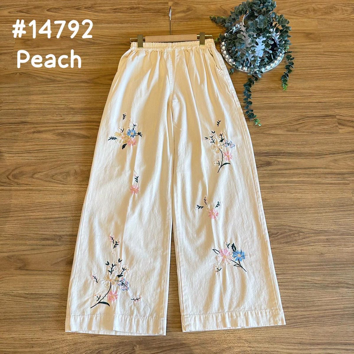 bublessn's tweet photo. 🔗 Lingkar pinggar 100-110 CM
🔗 Panjang celana 103 CM
🔗 Lingkar paha 60 CM
🔗 Aksen Bordir Floral
🔗 Full karet 
🔗 Bahan Katun Soft Jeans
Bisa shopee 🍊 https://t.co/j84tv9EI0c