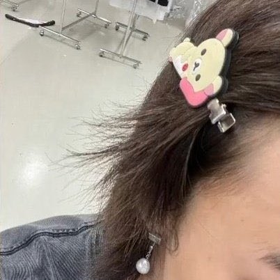 1hjsm's tweet photo. 너네가이런삔만꽂고있어도붙여놓고
함박웃는짓는사람들이한가득인디 https://t.co/TwP44mXbfC